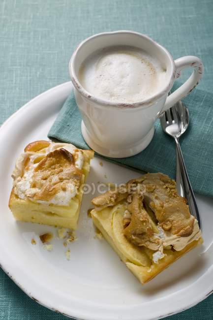 Deux morceaux de gâteau meringue aux pommes — Photo de stock