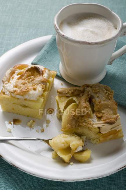 Apple meringue cake with coffee — Stock Photo