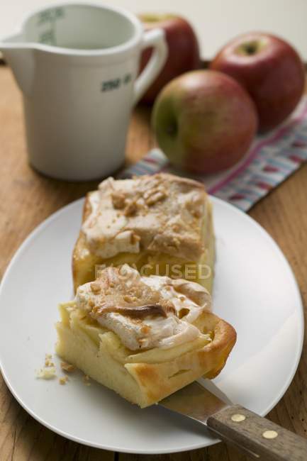 Zwei Stücke Baiser-Apfelkuchen — Stockfoto