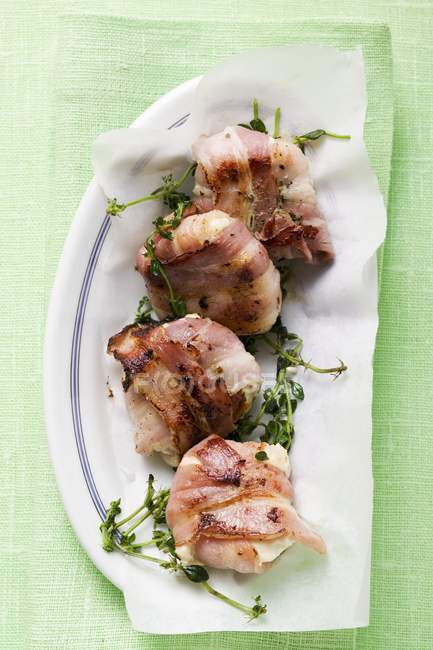 Goat's cheese wrapped in bacon — Stock Photo