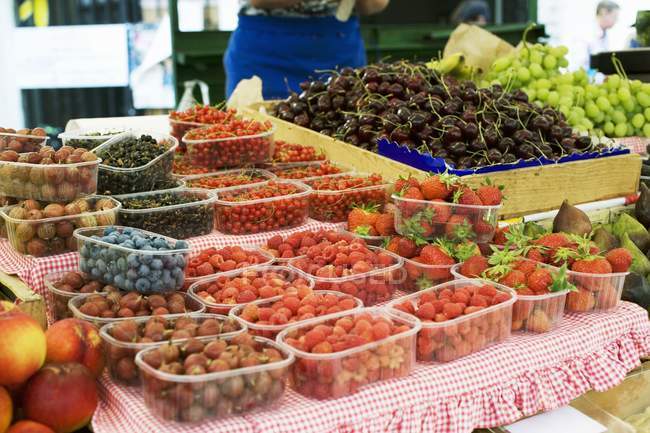 Свежие ягоды и фрукты — стоковое фото