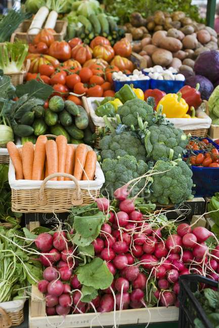 Banco di mercato con vari tipi di verdure — Foto stock