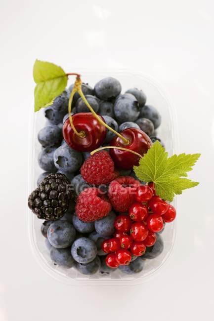 Duas cerejas e frutas sortidas — Fotografia de Stock