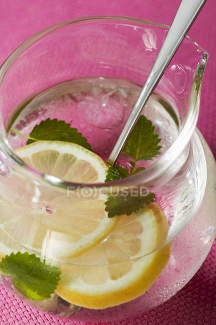 Лимонад со льдом и лимонным бальзамом — стоковое фото