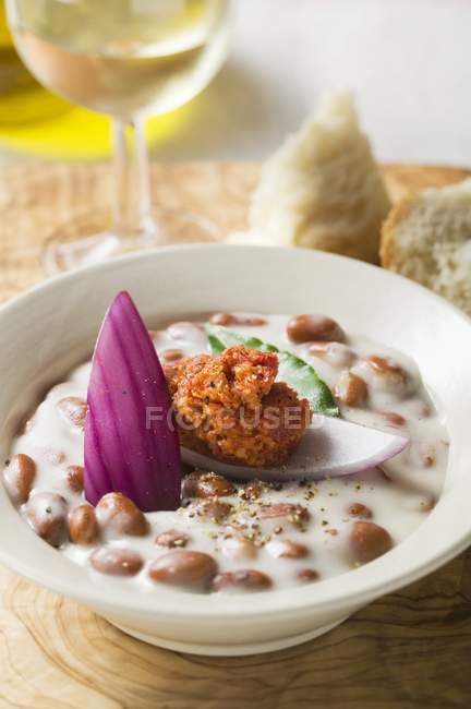 Beans with onions and pork — Stock Photo