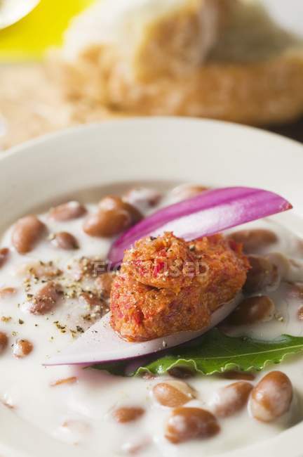 Beans with onions and minced pork — Stock Photo