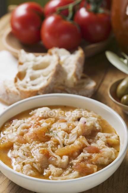 Хлебный суп с помидорами в белой миске — стоковое фото
