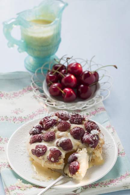 Вишневий пиріг з глазурованим цукром та заварним кремом — стокове фото