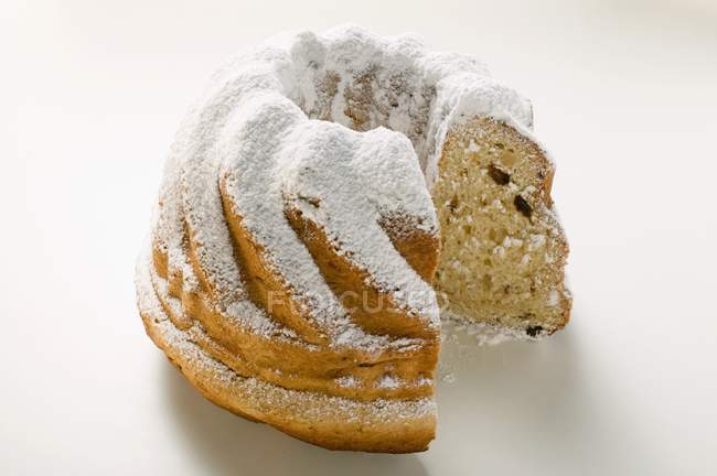 Вид крупным планом вырезанного гугельхупфа с сахаром в глазури — стоковое фото