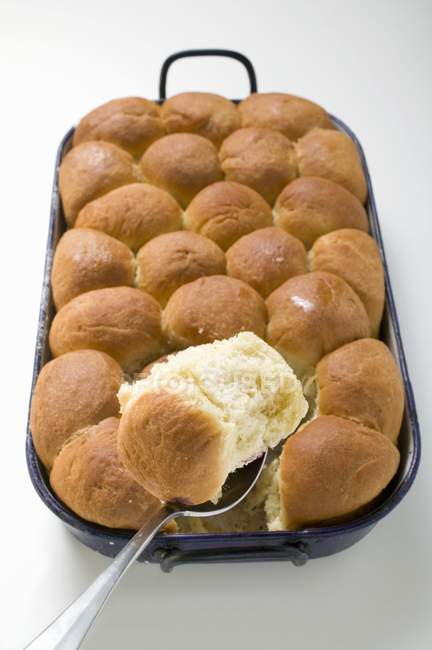 Closeup view of sweet yeast Buchteln dumplings in roasting tin — Stock Photo