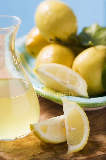 Limones con hojas y cuñas - foto de stock
