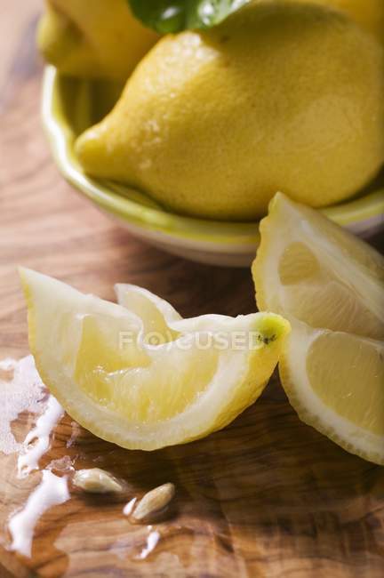 Frische Zitronen und Keile — Stockfoto