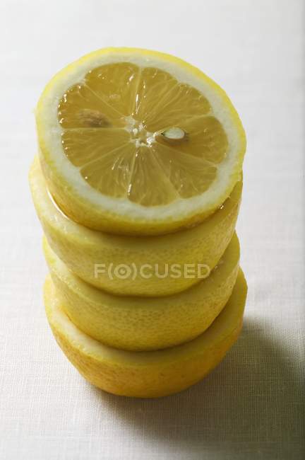 Gestapelte Zitronenhälften — Stockfoto