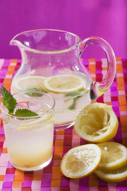 Citronnade en verre et cruche — Photo de stock