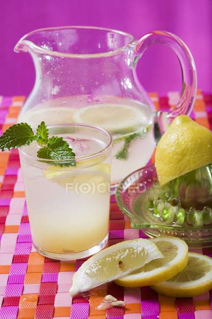 Лимонад в стекле и кувшине — стоковое фото