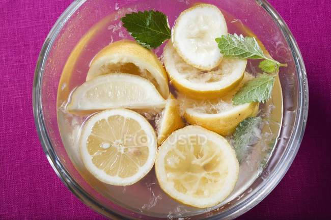 Limones exprimidos en agua - foto de stock
