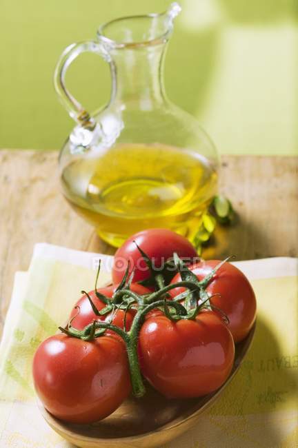 Tomates em videira em tigela — Fotografia de Stock