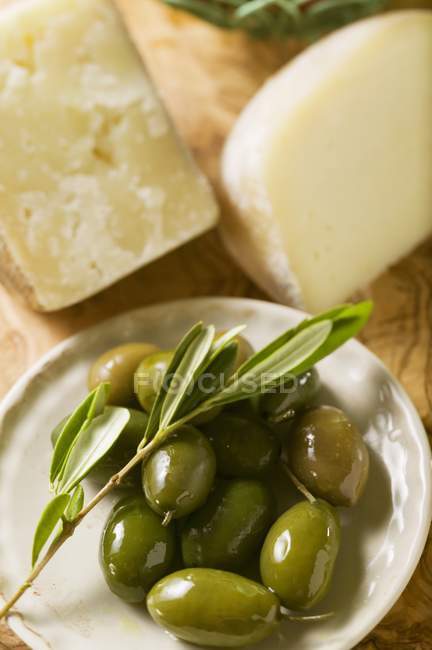 Aceitunas verdes y queso - foto de stock