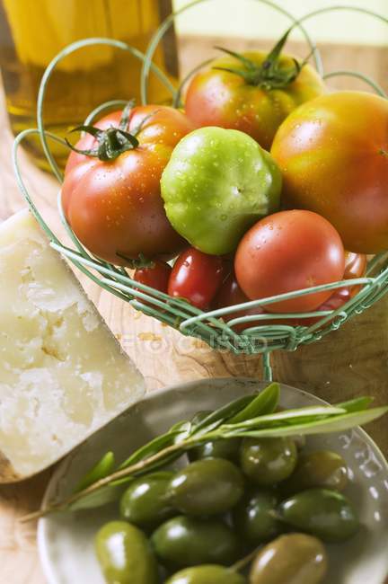 Tomates em cesta de arame — Fotografia de Stock