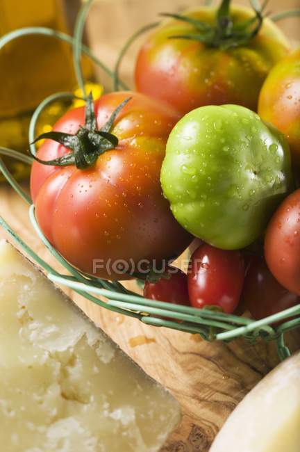 Pomodori in cestino di filo — Foto stock