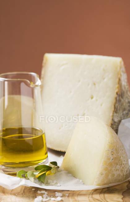 Deux morceaux de fromage — Photo de stock