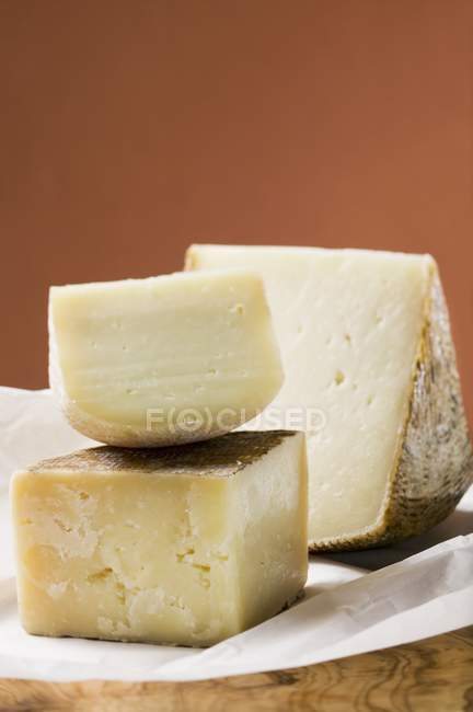 Три куска сыра — стоковое фото