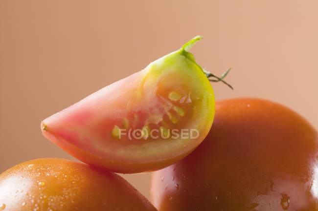 Tomates maduros inteiros e frescos de cunha — Fotografia de Stock