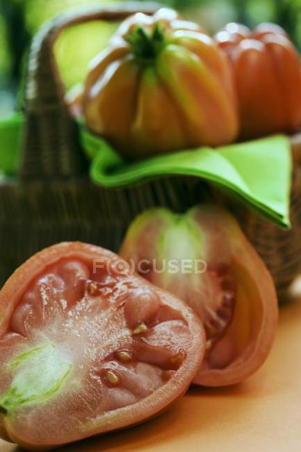 Tomates fraîches mûres rouges — Photo de stock