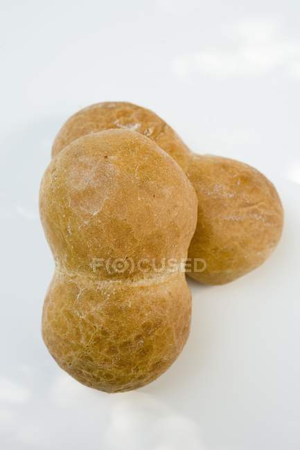 Rollos de pan recién horneados - foto de stock