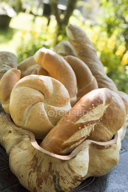 Хлібні рулони та кіфлі в кошику — стокове фото