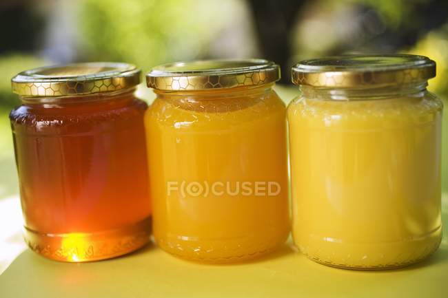Três jarros de mel — Fotografia de Stock