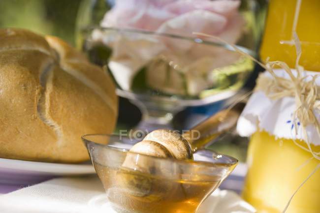 Miel en tazón de vidrio - foto de stock