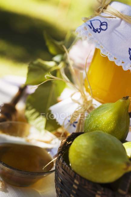 Honig in Glasschale — Stockfoto