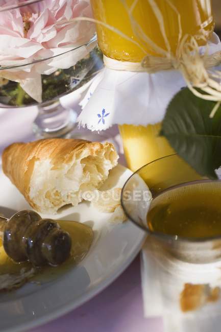 Honiglöffel und Reste von Croissant — Stockfoto