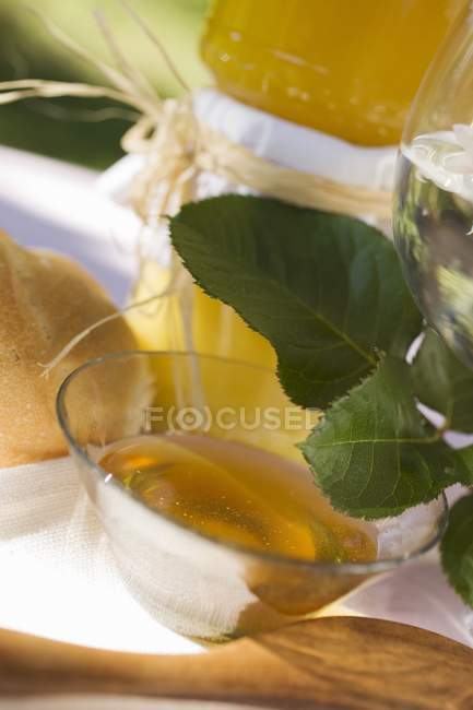 Miel en tazón de vidrio - foto de stock