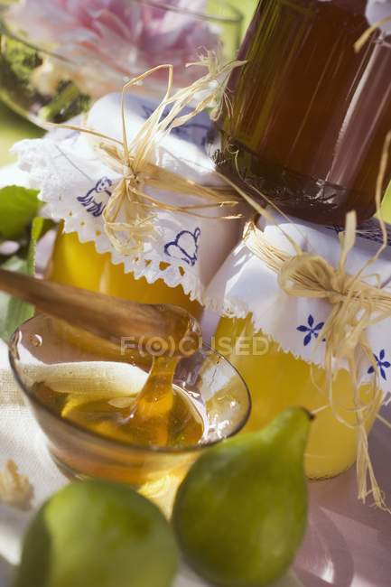 Honey and green figs — Stock Photo
