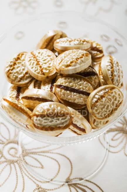 Rebuçados de caramelo na tigela — Fotografia de Stock