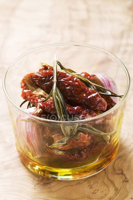Dried tomatoes with rosemary and olive oil — Stock Photo