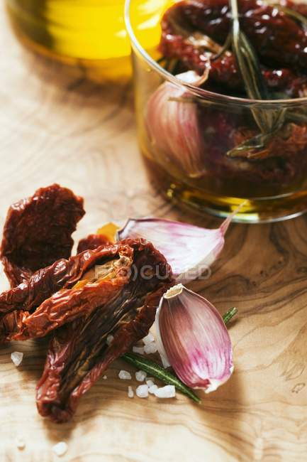 Dried tomatoes with rosemary and olive oil — Stock Photo