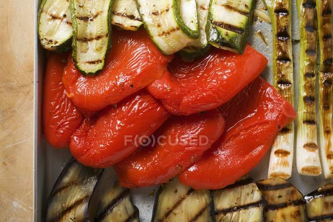 Close-up vista superior de legumes grelhados em assar lata — Fotografia de Stock