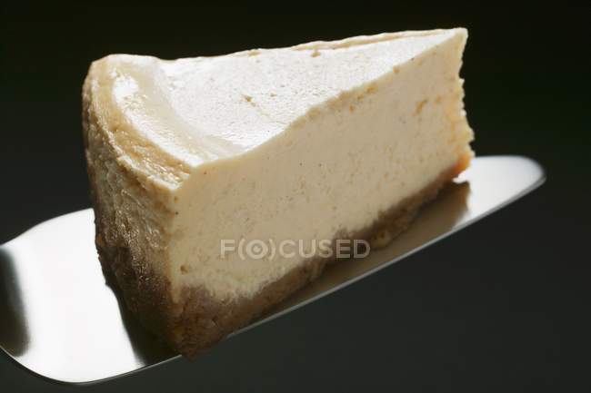 Tarta de queso en el servidor de pasteles - foto de stock