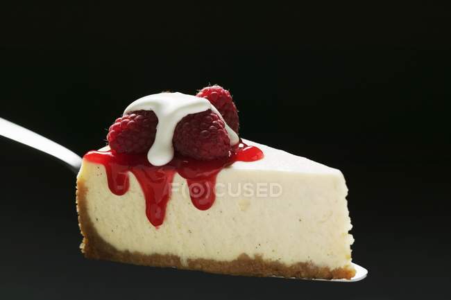 Fetta di cheesecake con lamponi — Foto stock