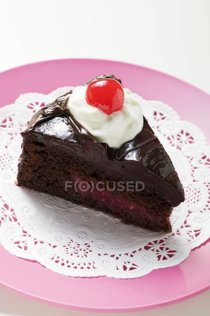 Schokoladenkuchen mit Sahne und Kirsche — Stockfoto