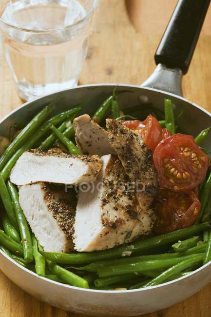 Peito de frango com feijão verde — Fotografia de Stock