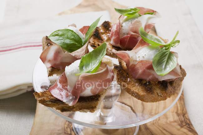 Crostini con jamón de Parma - foto de stock