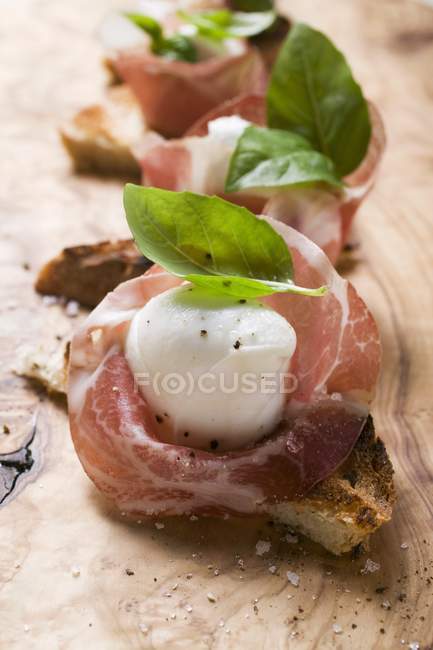Crostini com presunto de Parma — Fotografia de Stock