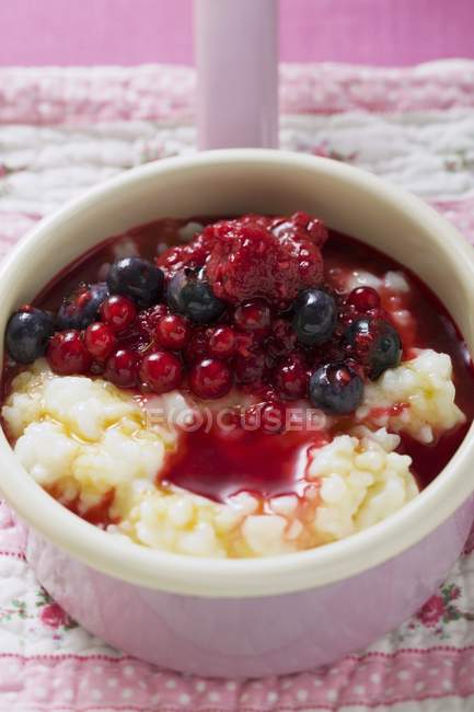 Rice pudding with berries — Stock Photo