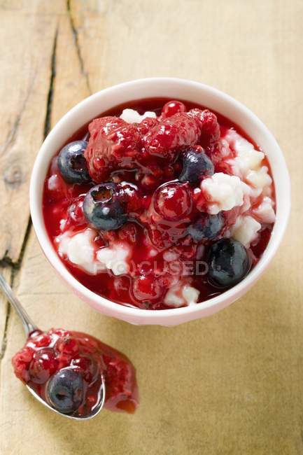 Рисовый пудинг с ягодами — стоковое фото