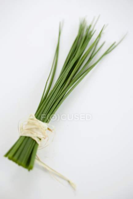 Cebolinho fresco amarrado com corda — Fotografia de Stock
