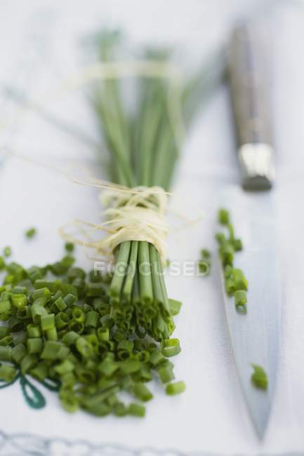 Bunch and chopped Fresh chives — Stock Photo